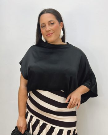 Blusa Satinada Tipo Capa Negra