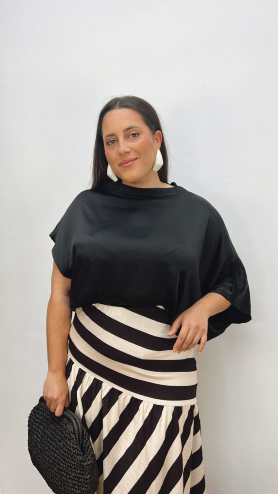 Blusa Satinada Tipo Capa Negra