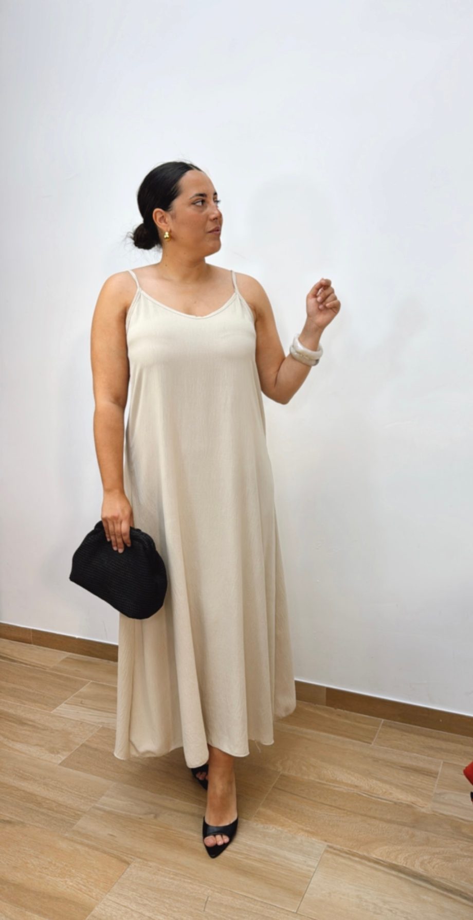 Vestido Fluido Hombreras Beige