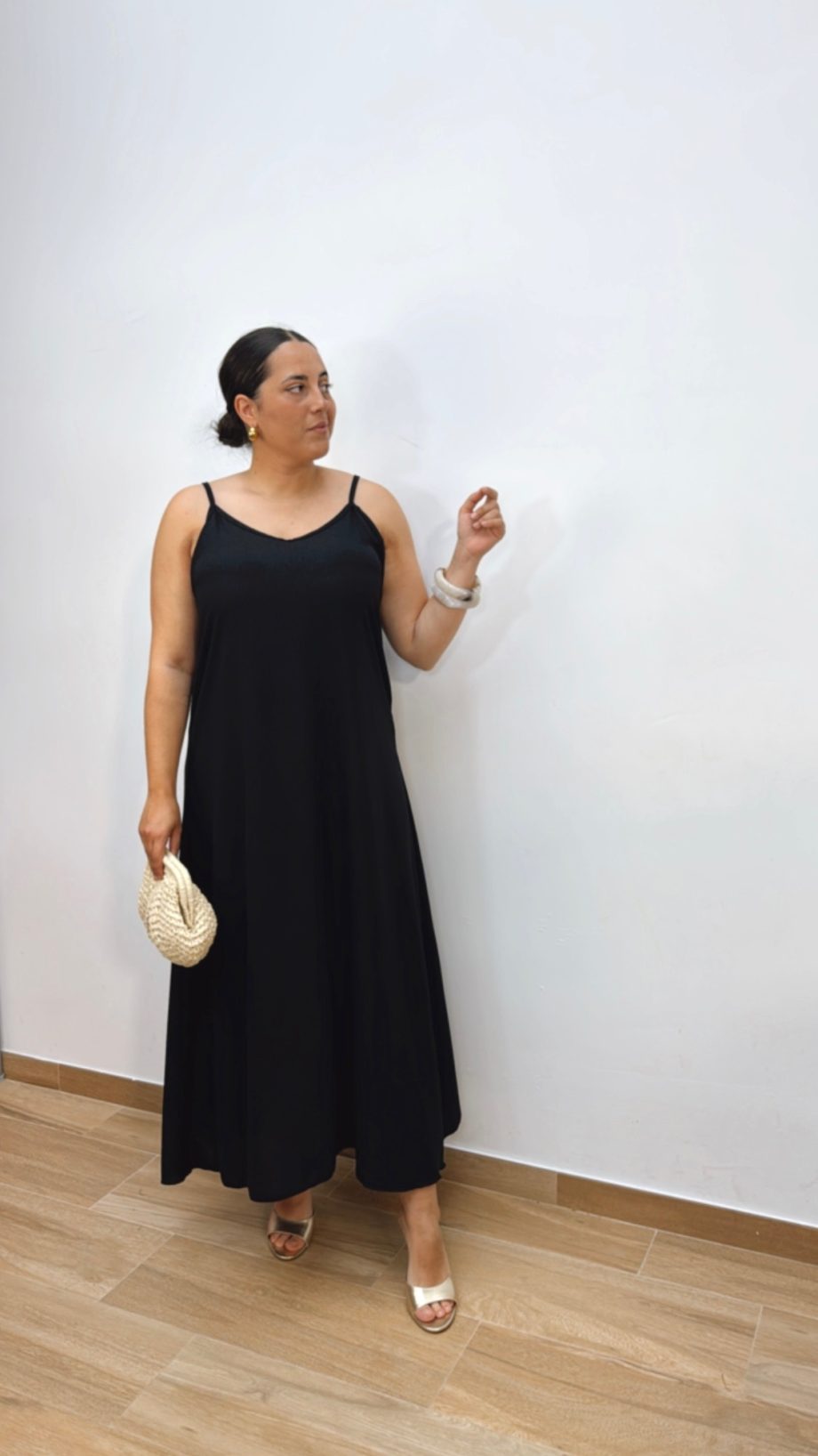 Vestido Fluido Hombreras Negro