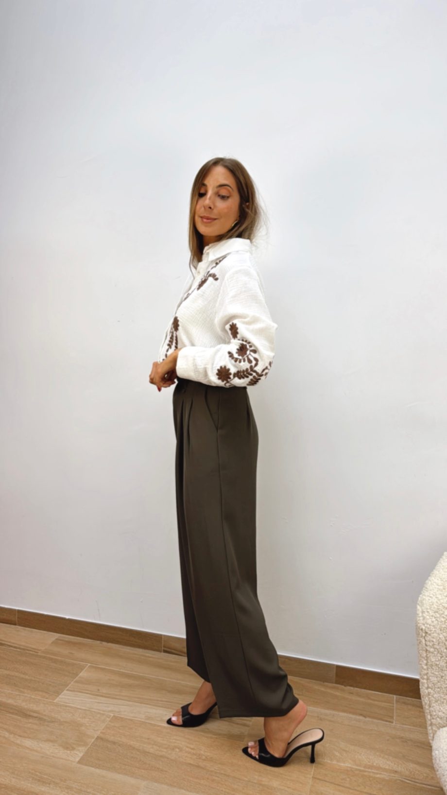 Pantalón Fluido Pinzas Cinturón Chocolate