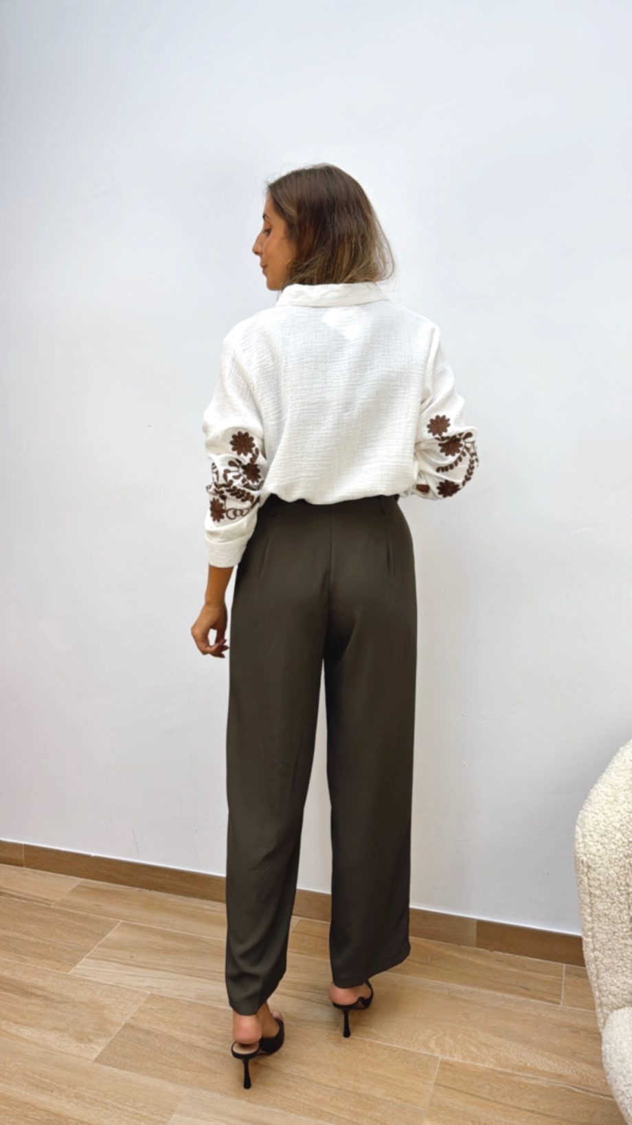 Pantalón Fluido Pinzas Cinturón Chocolate