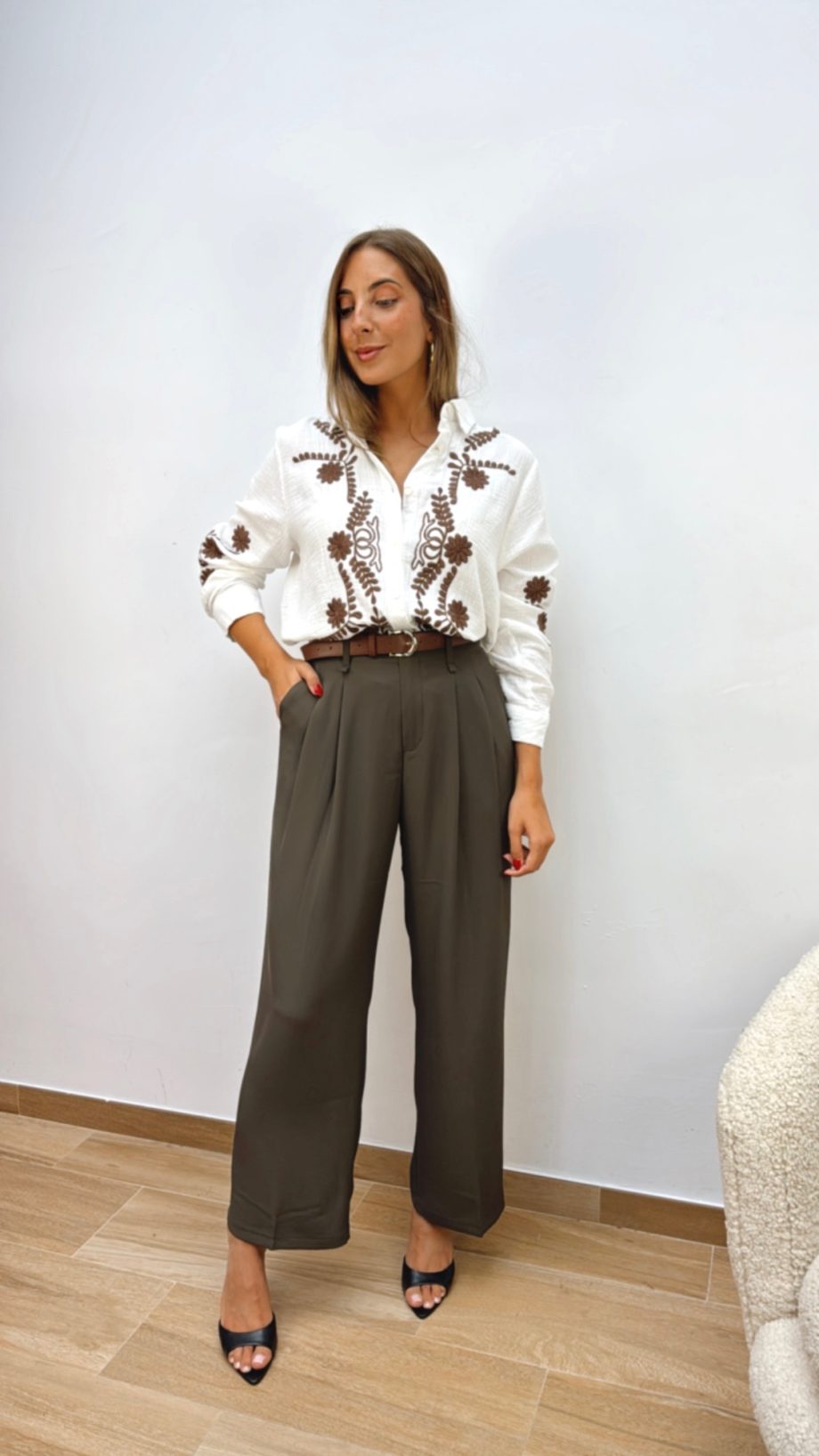 Pantalón Fluido Pinzas Cinturón Chocolate