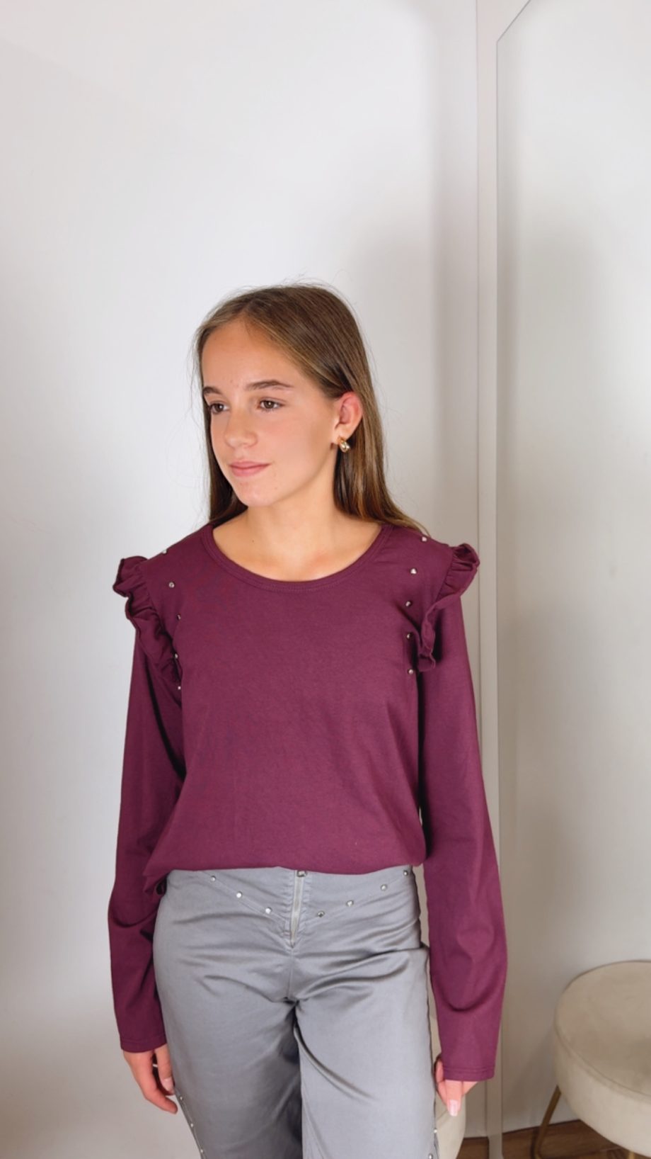 Camiseta Tachas Volante Burdeos