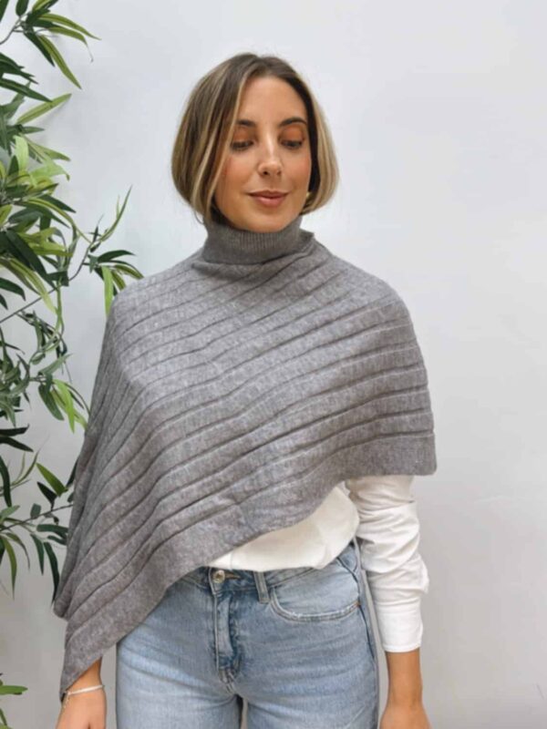 Capa Asimétrica Gris