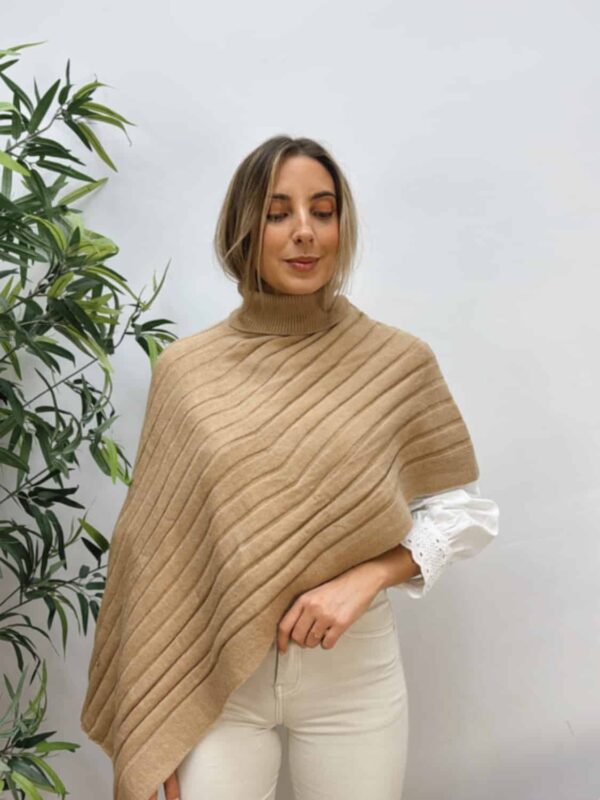 Capa Asimétrica Beige